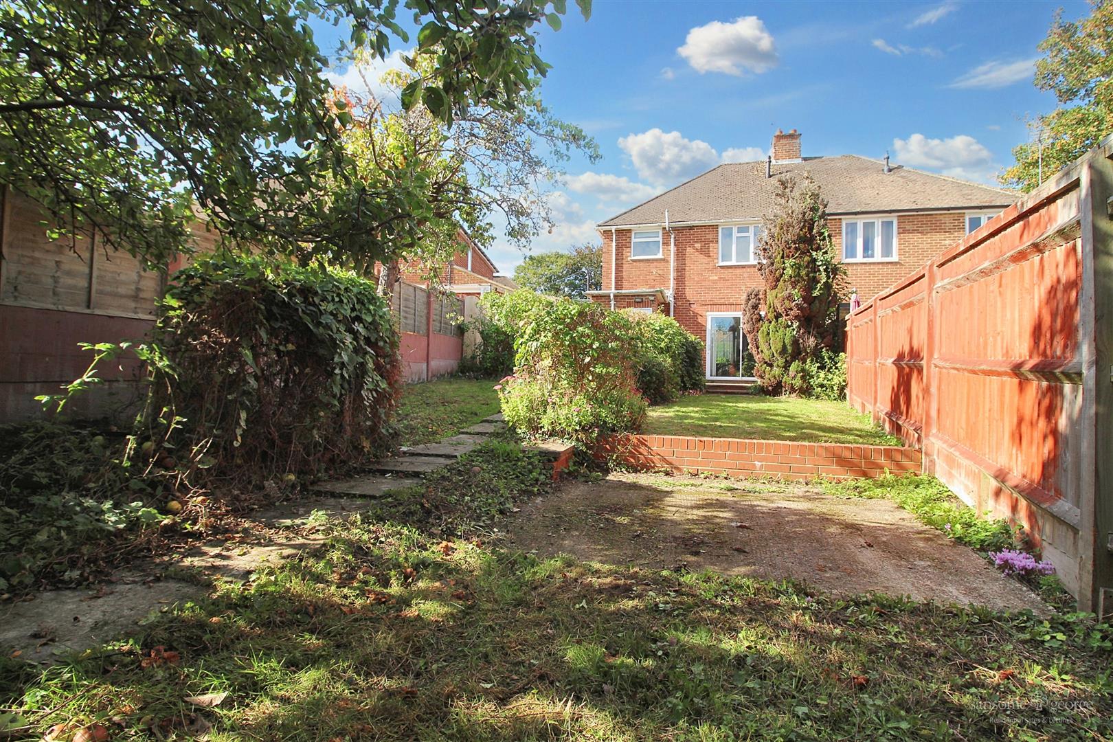 3 bed property in Links Drive, Reading